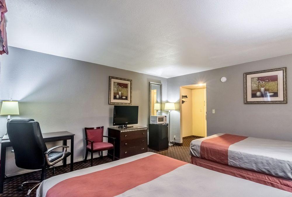 Oyo Townhouse Dodge City Ks Bagian luar foto