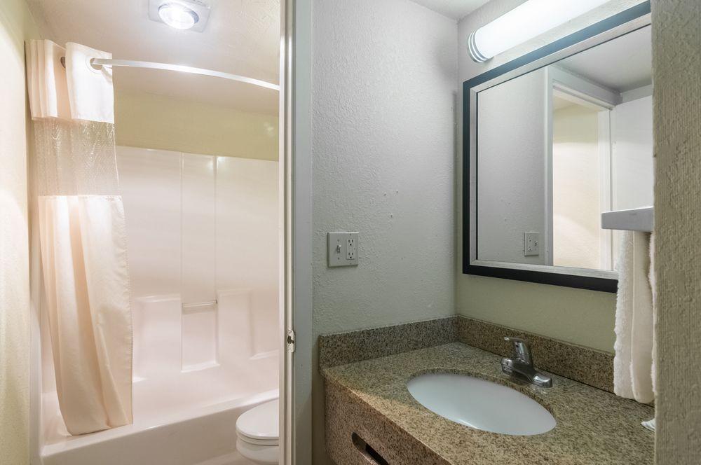 Oyo Townhouse Dodge City Ks Bagian luar foto