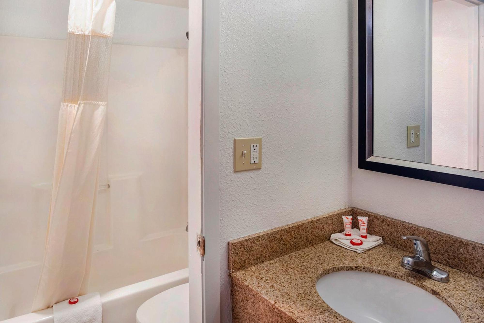 Oyo Townhouse Dodge City Ks Bagian luar foto