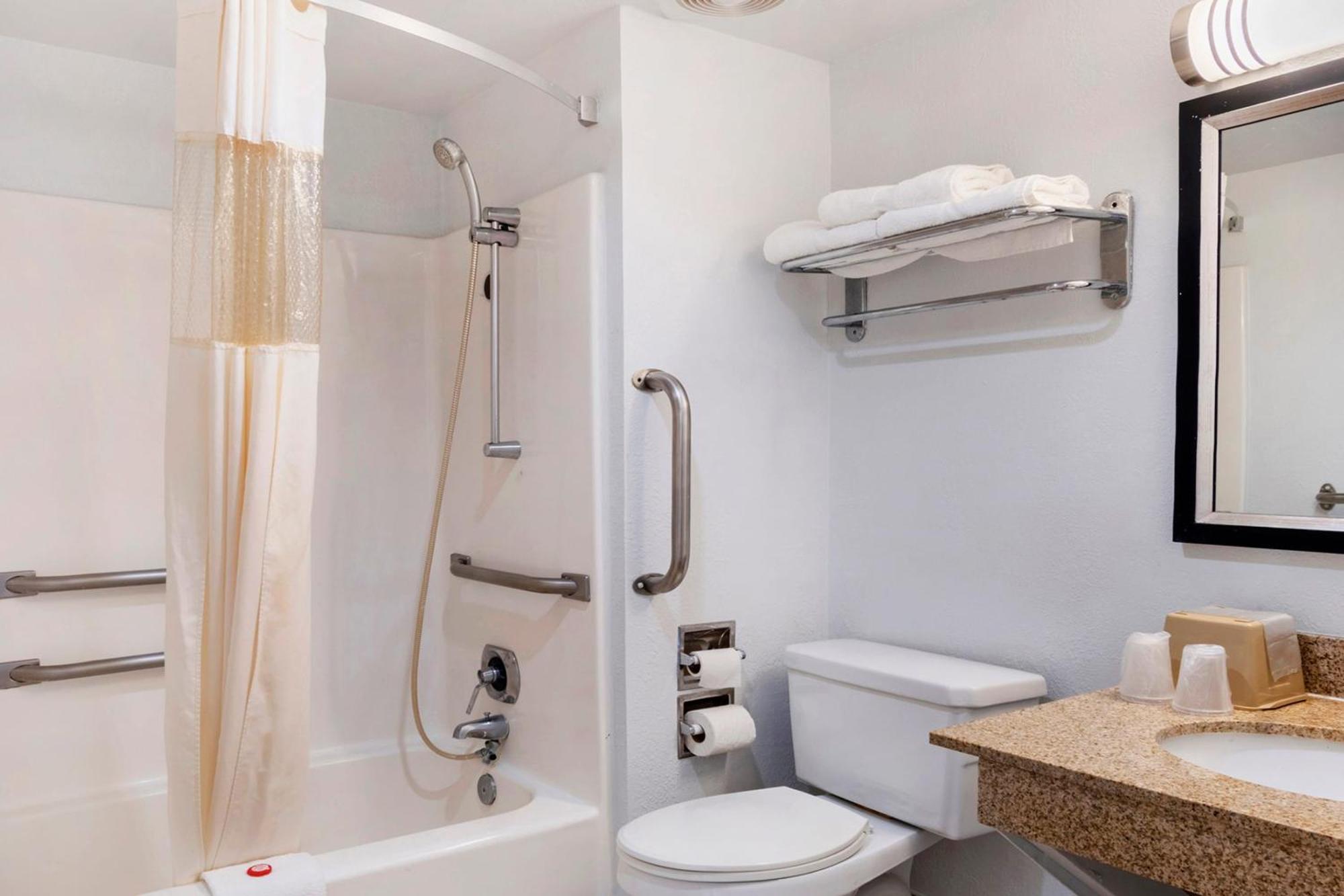 Oyo Townhouse Dodge City Ks Bagian luar foto